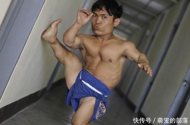  男孩|缅甸17岁男孩看上去只有6岁！高考时，连监考老师都跑来合影