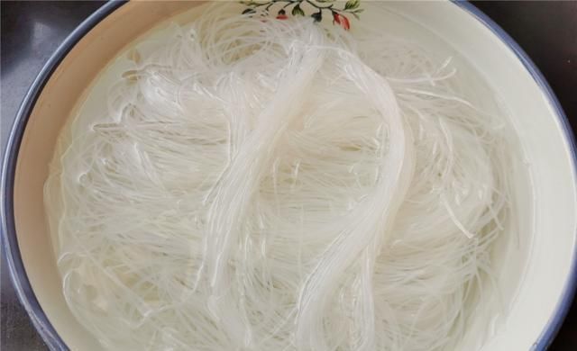 花甲|人气火爆的花甲粉,在家也能做,十分简单,比外面做的还好吃