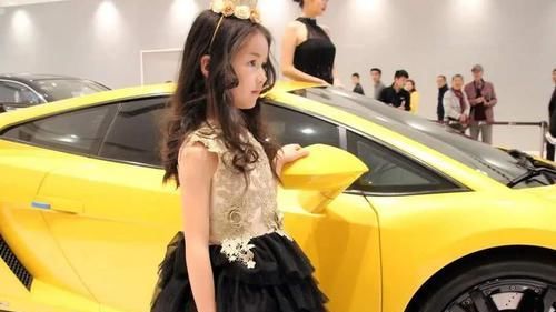  父母|阿拉蕾成“儿童版樊胜美”，小山竹却无忧无虑，两人差距显而易见