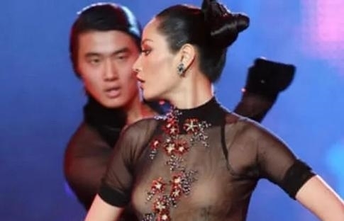 无人不知|王祖贤30年前旧照片流出,有谁注意她身后的群演?现已成当红巨星