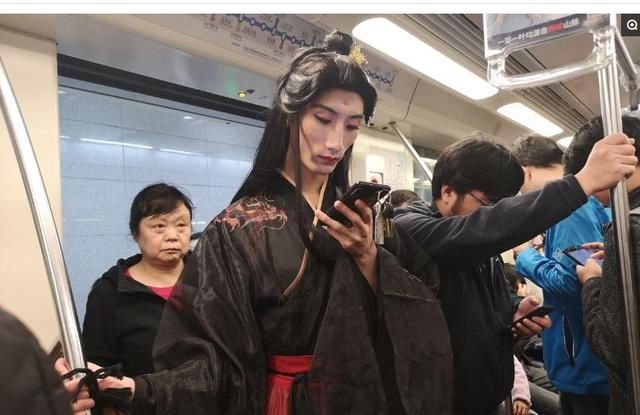男扮女装|1.8米男子男扮女装穿汉服,现身上海地铁,大妈的表情一下子亮了