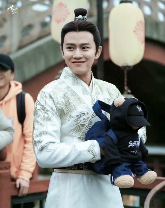 上线|任嘉伦新综艺《夏日冲浪店》即将上线, 还有你们期待的他!