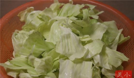  做法|炒手撕包菜是过油还是焯水？大厨：都不对，这才是正确的做法