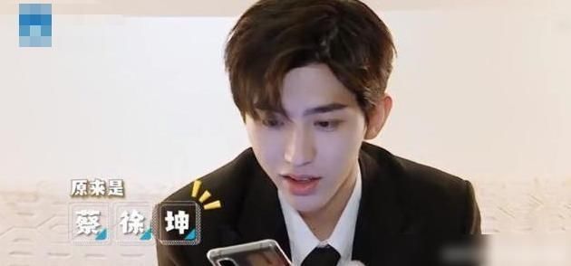  字幕|Baby和蔡徐坤组情侣，一旁的字幕亮了，网友：这么怕黄教主？