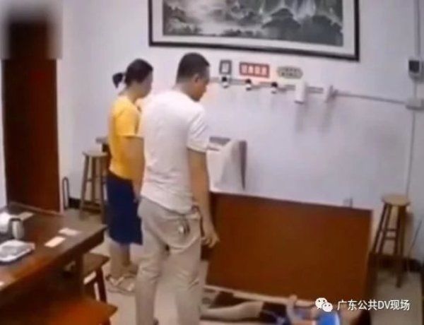  桌子|男孩玉器店内尬舞，将满桌翡翠摔碎在地！价值不菲！老板提出一个请求