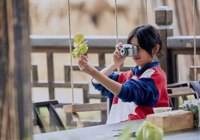 令人难忘|《唐山大地震》里那个令人难忘的小女孩，现在怎么样了？