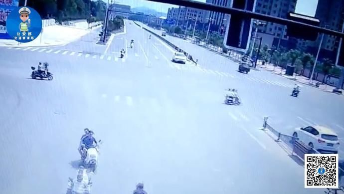  电动|电动自行车闯红灯，全责！