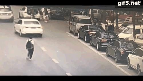 全过程|就是他！监控拍下灯杆坝一男子路边盗窃全过程！