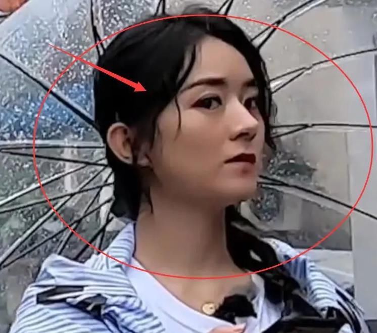  真实|赵丽颖下雨天揽客被抓拍，离开百万修图师，33岁的状态太真实！