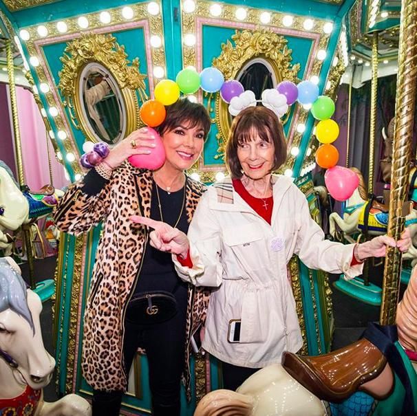  风衣|卡戴珊86岁奶奶太优雅！穿奶白色风衣笑靥如花，与64岁女儿似姐妹