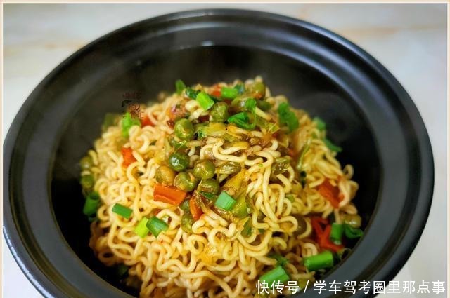 好吃|上班后,4元一桶的方便面别泡了,只要多加1步,比热干面好吃