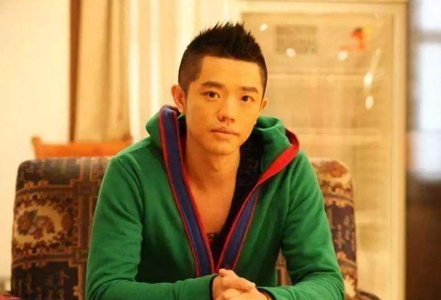 问玲花|凤凰传奇上节目,主持人问玲花:你和曾毅在一起老公吃醋吗?