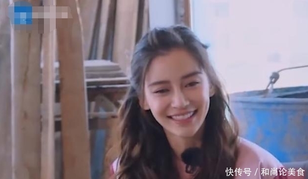 当众|宋雨琦当众“下跪”,谁注意到baby的下意识动作?人品一眼看穿