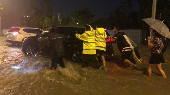 山东|山东交警：全警动员 确保雨天交通安全