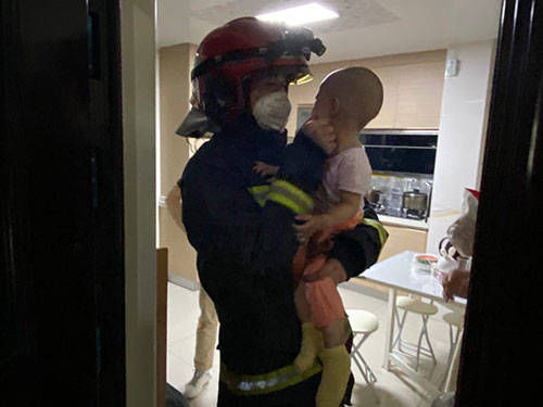  忘带|心大家长留两岁娃在家忘带钥匙，消防员三楼钻窗进屋