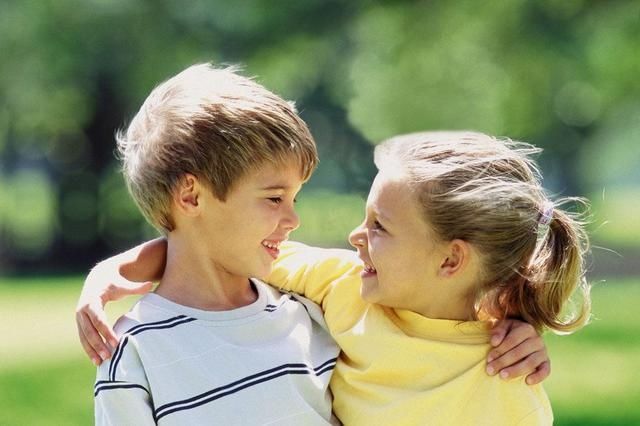 告诉|2岁孩子不爱跟小朋友玩,是孤僻吗?社交发育规律告诉你:多虑了