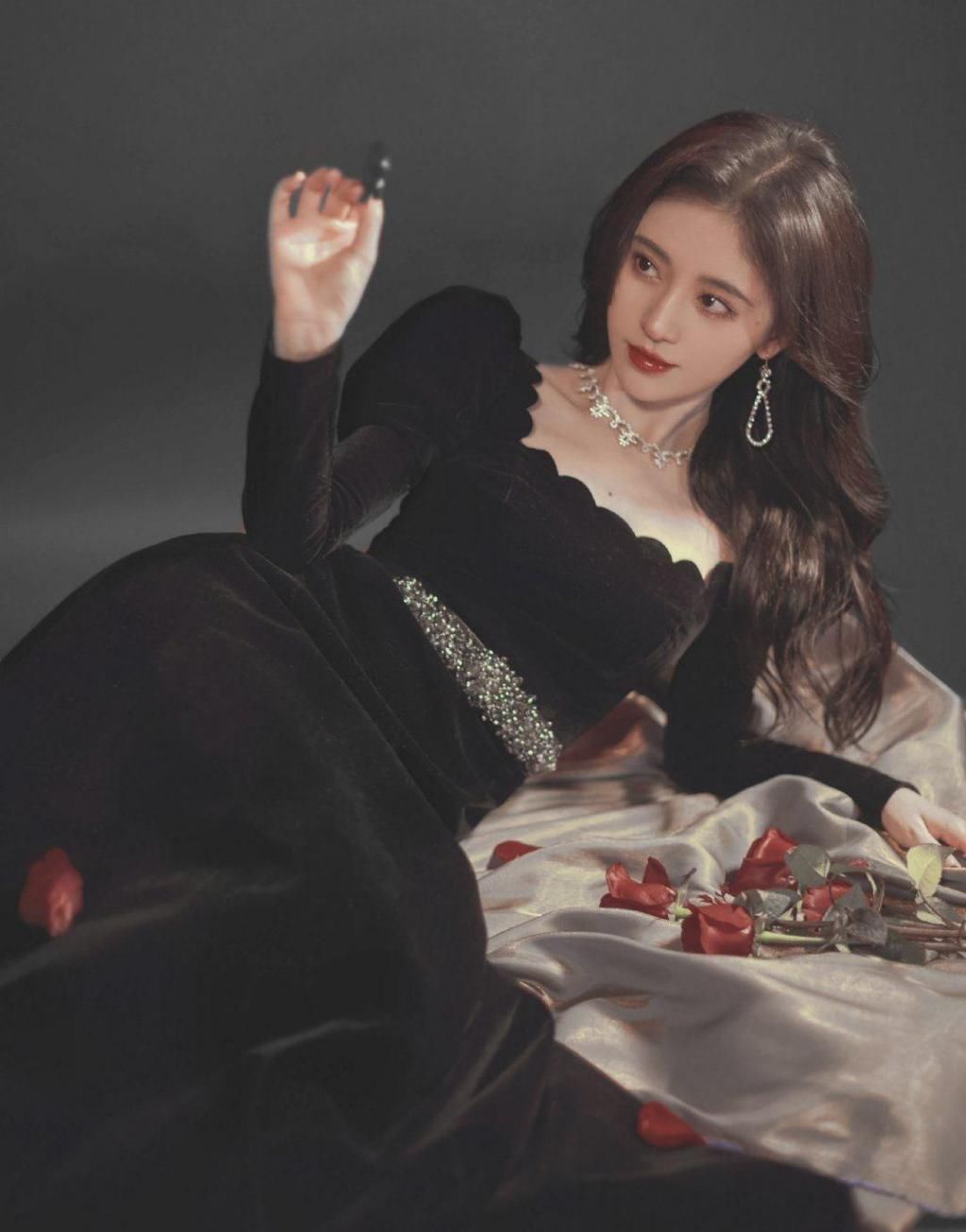 学习她|别跷二郎腿了!现在流行美人坐,看看热巴、鞠婧祎就知道有多惊艳