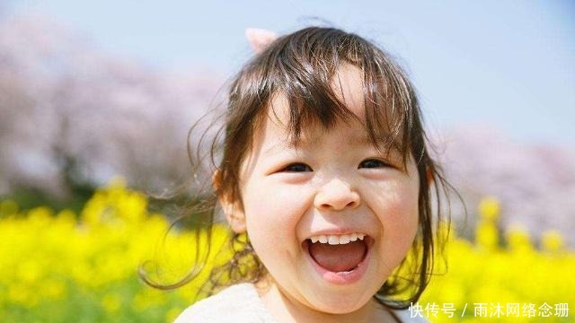 争抢|大爷见孙子被陌生女子抱着，上前争抢反被打，民警：你看清楚这谁