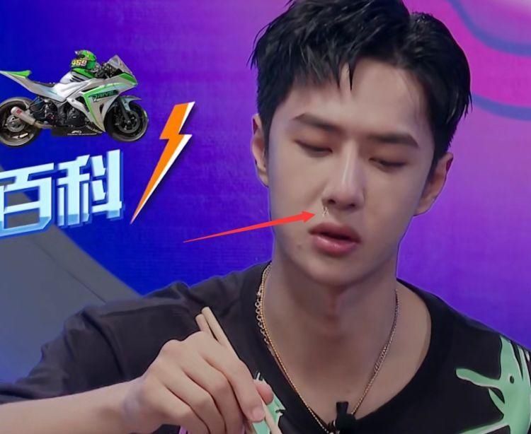  女生|街舞：王一博被火锅辣到流鼻涕打喷嚏，腰围让人意外，女生都羡慕