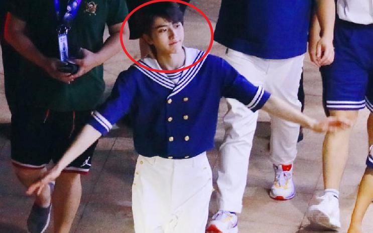  生图|《跑男》现场路透照，杨颖少女感满满，再一次被蔡徐坤迷住