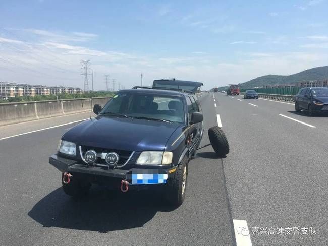  车道上|惊魂！ 轮胎“出轨”拖行一公里，司机这波操作更离谱