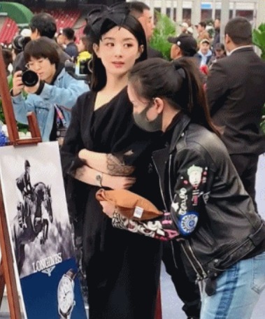 真实|赵丽颖为证明颜值,拍照故意让摄影师关掉滤镜,这脸也太真实了吧