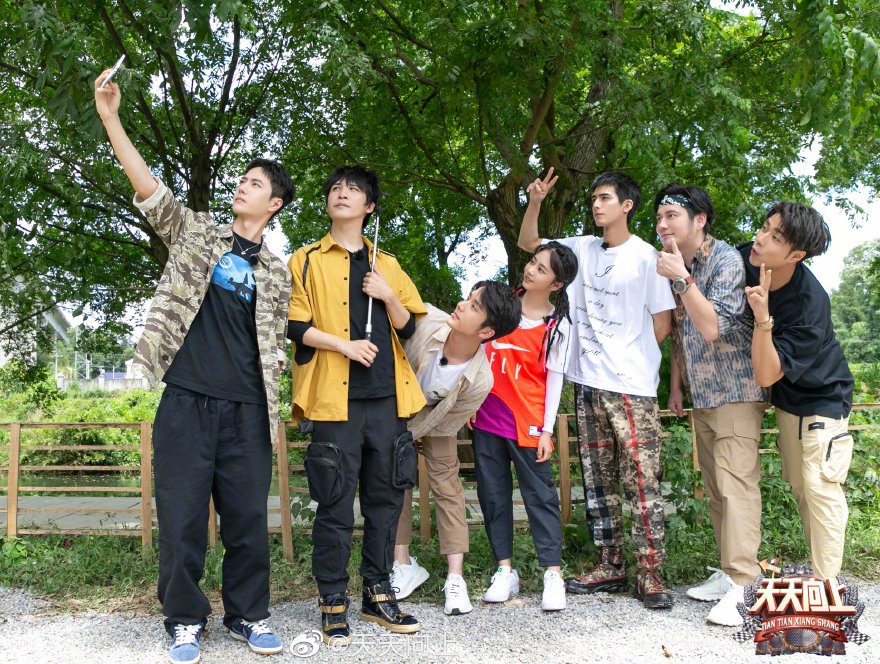  天天向上|《天天向上》挑战百斤湖笔，钱枫果断“坑弟”，王一博躲得飞快