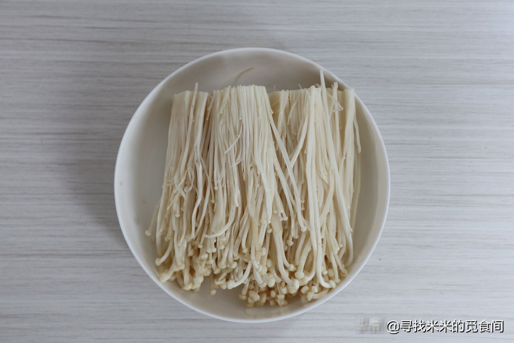 美味|培根金针菇这样做,鲜香美味口感好,酱汁拌饭更过瘾,太下饭了