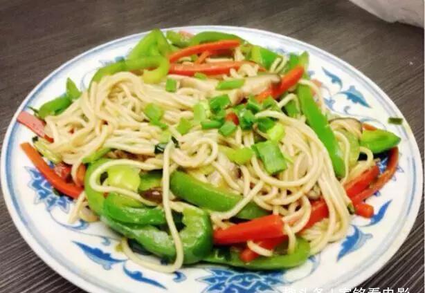 炒面|精选美食:泡椒猪手,豆皮拌豆苗,土豆炖牛腩,青椒肉丝炒面做法