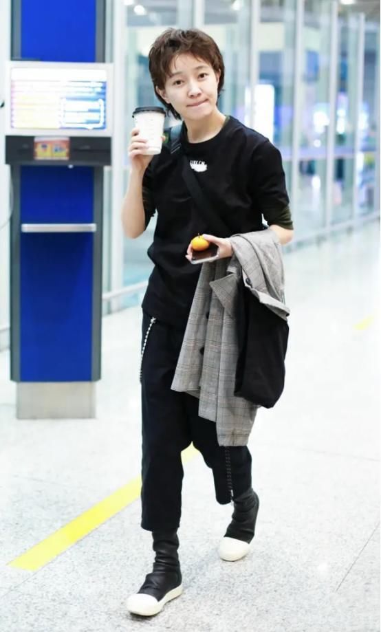 心动|焦俊艳挺有“男人样”，穿一身机车装帅气亮相，女生看了也心动