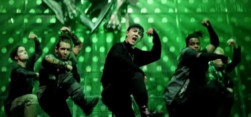  现场|街舞节目组现场拍卖，张艺兴王嘉尔积极参与，王一博却不感兴趣