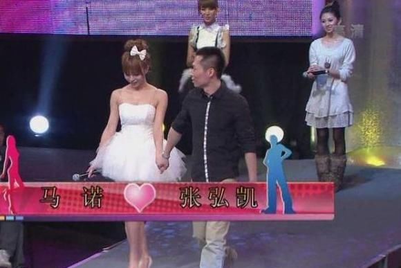 坐在|那个“宁愿坐在宝马里哭”的拜金女孩马诺,十年过去,她笑了吗?