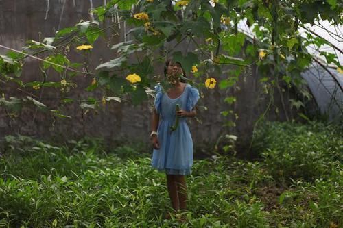  小女孩|实拍：农村9岁小女孩暑假在街头卖菜，最大心愿是能上大学