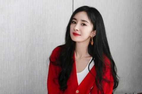 气质|33岁的杨幂执着于少女穿搭,红色针织衫配超短裤,高级气质藏不住