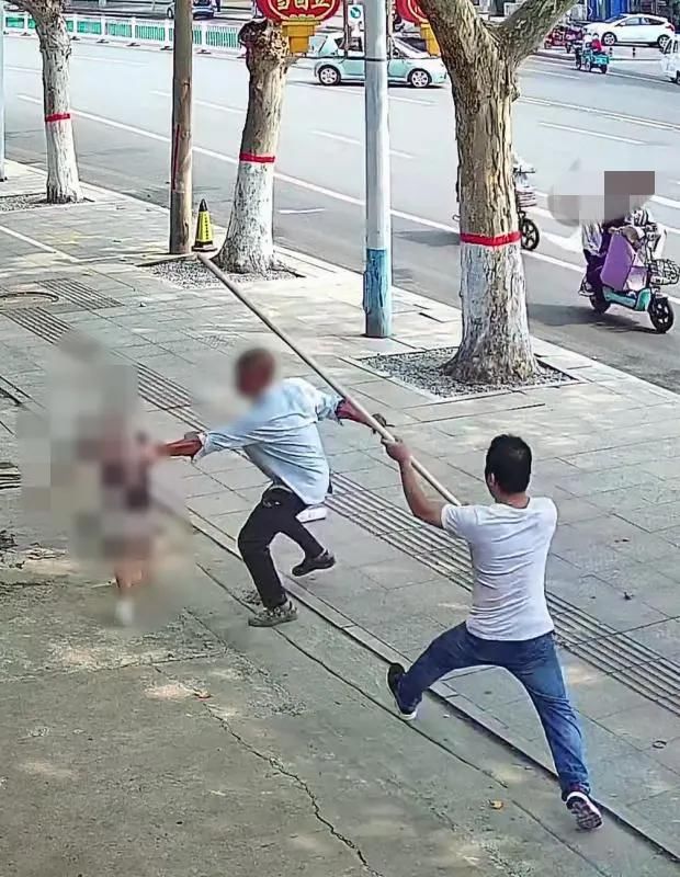 北京头条|路边店主挺身而出制服街头行凶男子： 作为一名退伍老兵就应如此