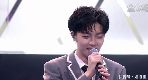  偶像|《偶像练习生》蔡徐坤和陈立农的颁奖对比, 你发现了吗