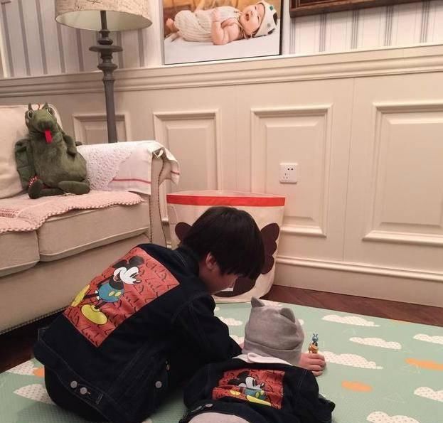  从小|晒晒张亮一家人住的豪宅，儿子在家还要做家务，暖男都是从小培养