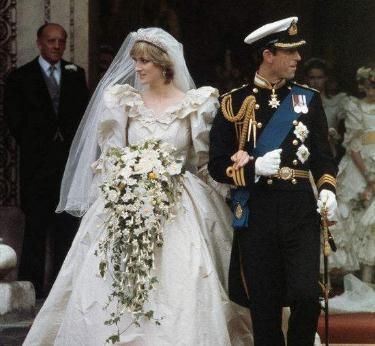  查尔斯|查尔斯对戴安娜感到不耐烦，拥抱时表情恶狠狠，戴妃紧绷不敢喘气