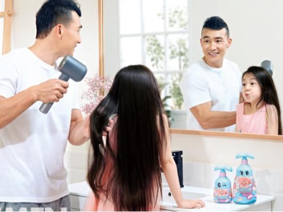  可爱|小泡芙不再可爱，长大后长发及腰似女神，坐在爸爸身边一脸娇羞