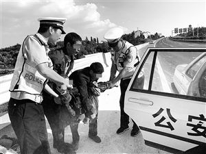  小货车|未系安全带的老人“飞”出前挡风玻璃