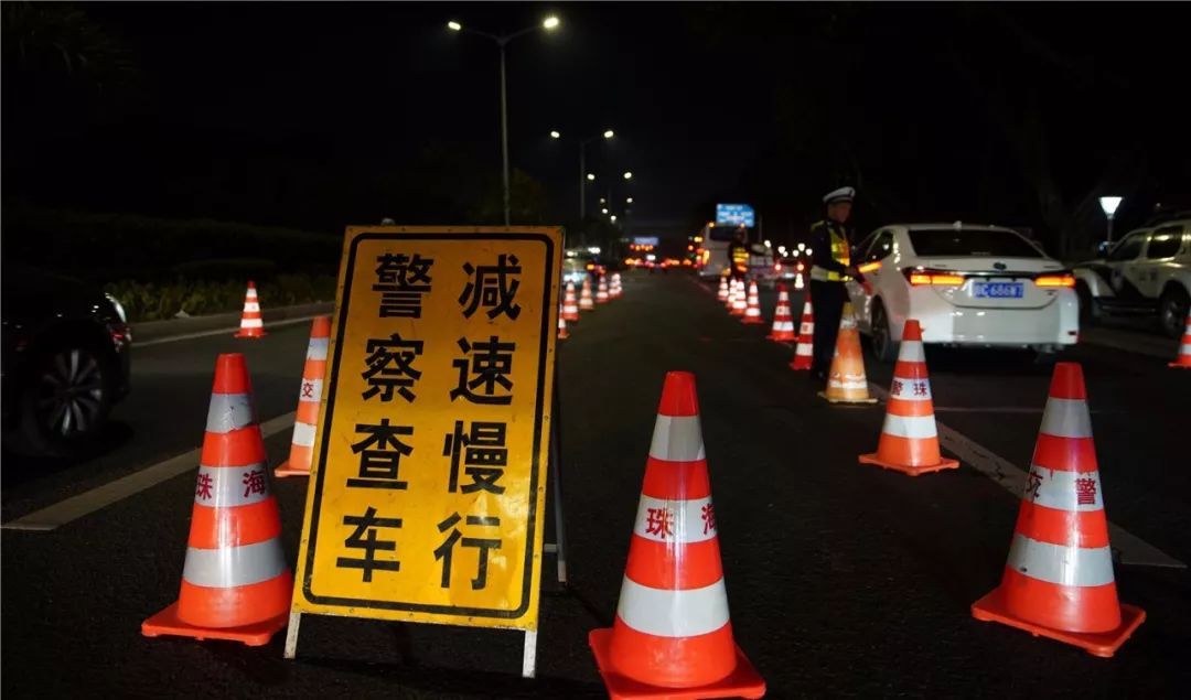  男子|珠海两男子凌晨去看海途中被抓！害得母亲半夜惊醒去探他……