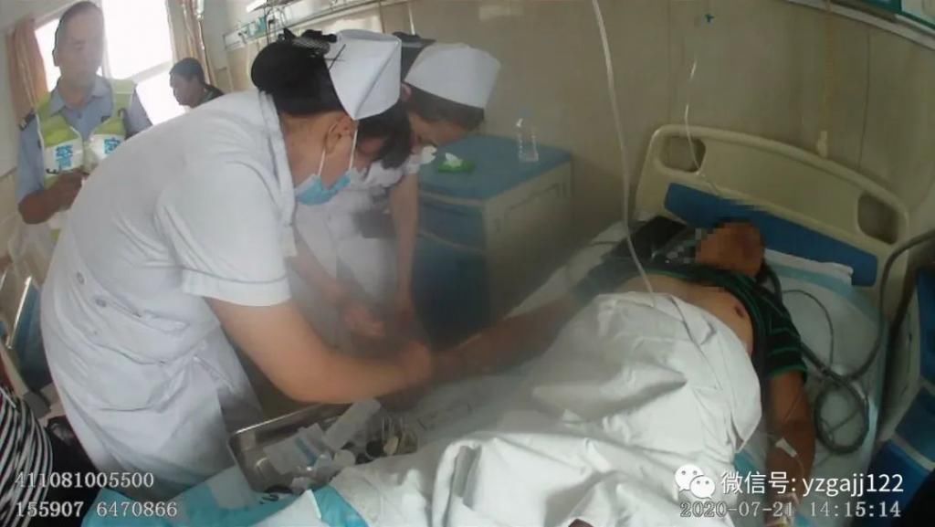  闯红灯|醉驾摩托闯红灯酿事故，不戴头盔伤自身！