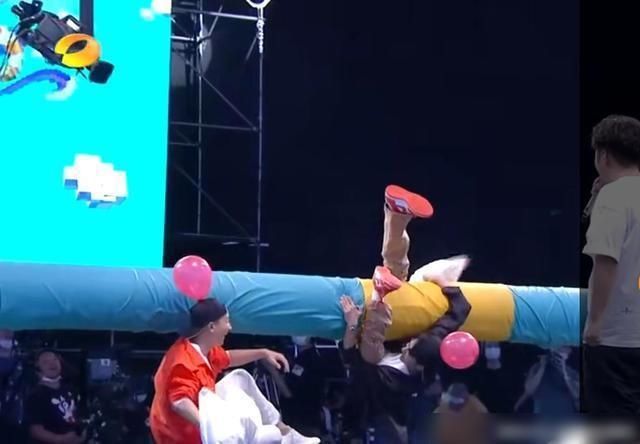  分饰|王一博一人分饰俩角《街舞》水舞台燃爆现场，《快本》呆萌游戏王