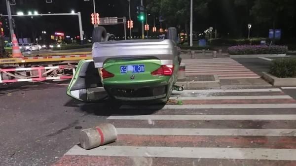  梁师傅|珠海夫妇凌晨打的回家，睡梦中撞上奥迪连翻两圈！是它救了两命！