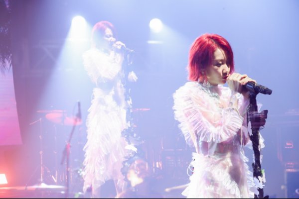  演出|国际舞美造型+电影叙事 “平行麦现场”乃万专场重塑在线演唱会形态