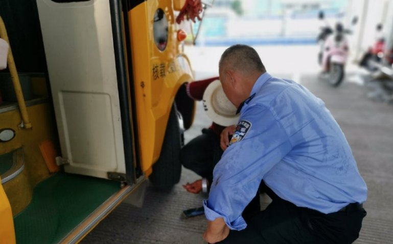 忙碌|高温下的文明交通:汗水换平安,忙碌保畅通