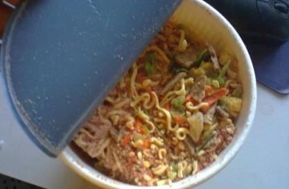 泡面|学生党最爱的5种泡面搭档,卤蛋香肠上榜,图2最经典,图5很魔幻