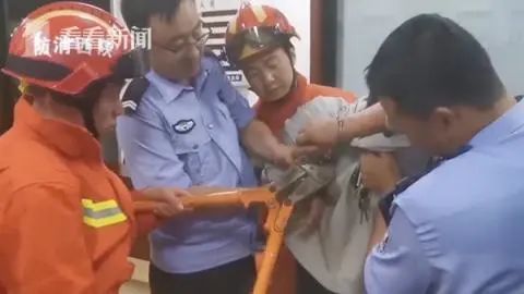  有个|“喂，119吗？我是110，我们这有个手铐打不开了……”