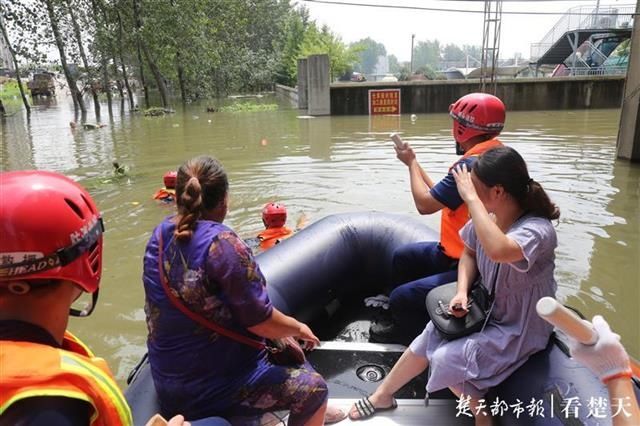  救援|【视频】汽渡口处宿舍淹水4人被困，水深约2米，关键时刻救援来了