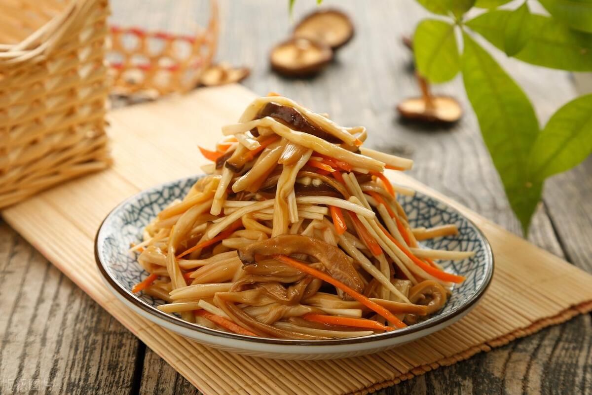 常吃这10种食物让你远离癌症(生活中这6种常见的食物，或是癌症出现的原因，以后尽量少吃些)